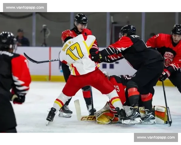 冰球规则的艺术：一次完美的团队配合，瞬间瓦解防线！