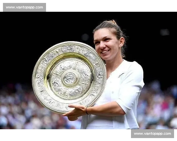 泪洒全场！温网女单冠军捧杯瞬间，笑容背后是汗水与坚持